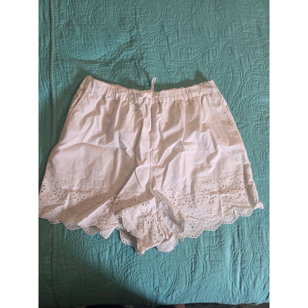 Uniqlo White Eyelet Cotton Shorts XL Elastic Waist Scalloped Hem Floral Pockets